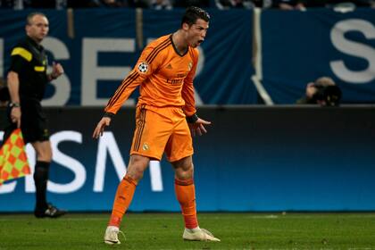 Cristiano, festejando en 2014 con una camiseta naranja de Real Madrid.