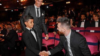 Cristiano Junior saluda a Lionel Messi en la gala de la FIFA en la entrega de los premios The Best