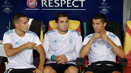 Cristiano, junto a Lucas Vazquez y Mateo Kovacic, en el banco de Real Madrid. 