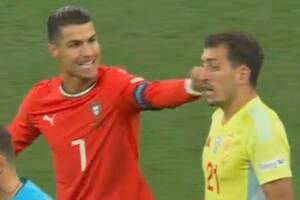 Cristiano le toca el rostro a Oyarzábal, tras la confirmación del 1 a 1 de Portugal a través del VAR
