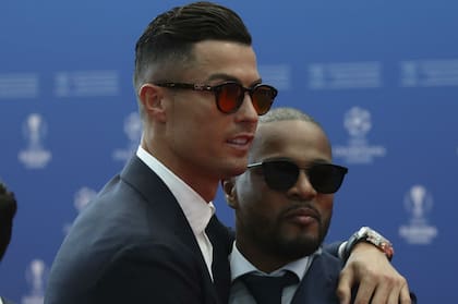 Cristiano llegó con unos anteojos CR7