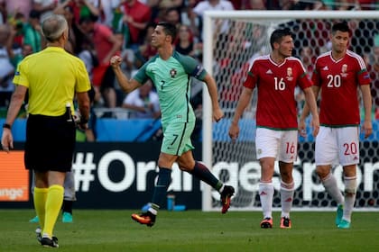 Cristiano marcó dos goles para la clasificación de Portugal