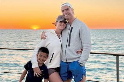 Cristiano posa con la argentina Georgina Rodríguez y su hijo Mateo con un atardecer de película como telón de fondo. 