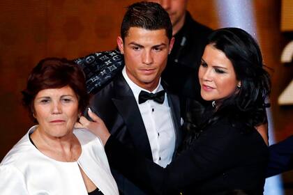 Cristiano posa junto a su madre Dolores Aveiro y su hermana Katia