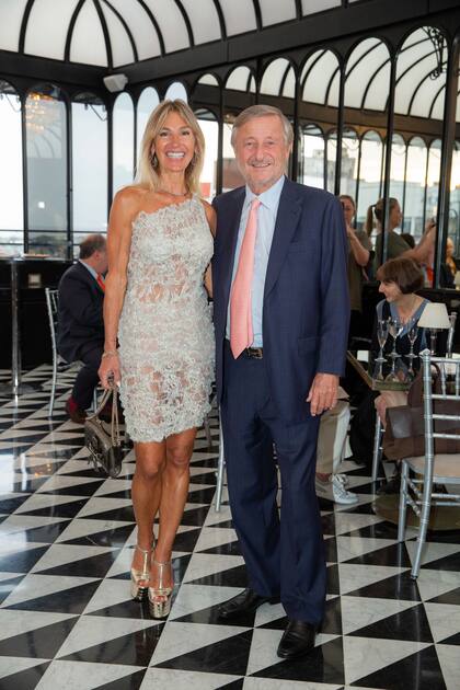 Cristiano Rattazzi y su pareja, Gabriela Castellani, vestida con El Camarín y cartera Gucci.