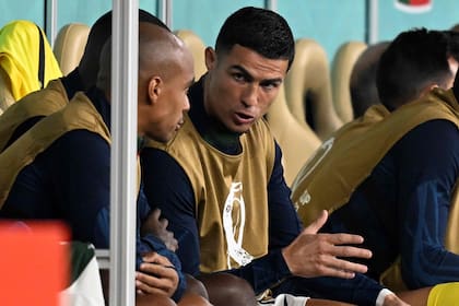 Cristiano Ronaldo brinda una charla técnica desde el banco