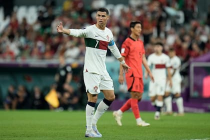Cristiano Ronaldo camina durante el partido de Portugal ante Corea del Sur por el Grupo H del Mundial en el estadio Education City de Al Rayyan, Qatar, 2 diciembre, 2022. (AP Foto/Hassan Ammar)