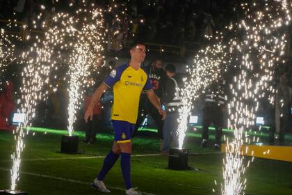 Cristiano Ronaldo camina por el césped del estadio de Al Nassr, su nuevo club