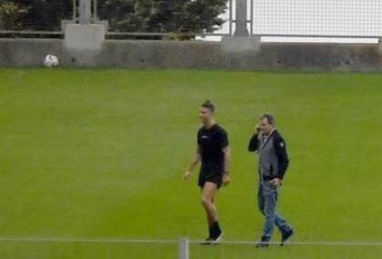 Cristiano Ronaldo conversa con una de las autoridades del club pero mantiene cierta distancia.
