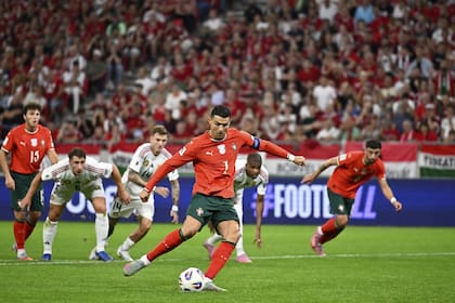 Cristiano Ronaldo convierte un penal en el triunfo de Portugal en Budapest frente a Hungría por las eliminatorias; este jueves actuará en Dublín, donde espera ser silbado.