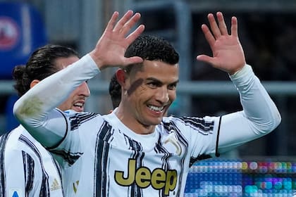 Cristiano Ronaldo, de Juventus, celebra su tercer gol ante Cagliari