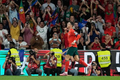 Cristiano Ronaldo, de Portugal, festeja tras anotar ante Hungría en un encuentro de las eliminatorias mundialistas, el martes 14 de octubre de 2025 en Lisboa (AP Foto/Armando Franca)