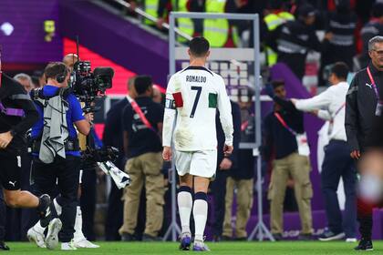Cristiano Ronaldo deja la cancha tras la eliminación de Portugal en el Mundial Qatar 2022 frente a Marruecos