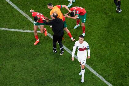 Cristiano Ronaldo, delantero de la selección de Portugal, camina rumbo a los vestidores