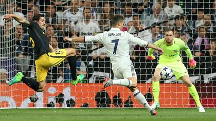 Cristiano Ronaldo despacha el remate cruzado para el segundo gol de cuenta de tres