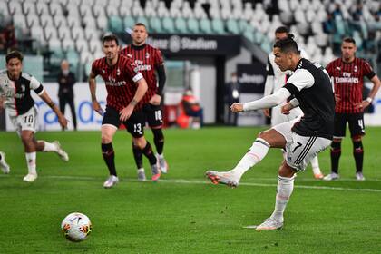Cristiano Ronaldo ejecuta el penal contra Milan y la pelota dará en el poste del arco defendido por Gianluigi Donnarumma.