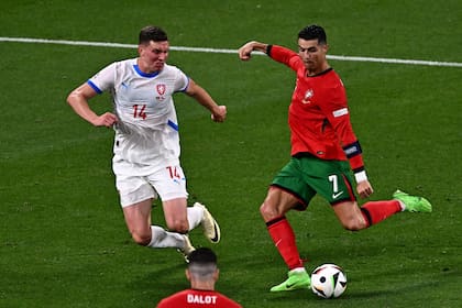 Cristiano Ronaldo en acción ante Lukas Provod, de República Checa, en el primer partido de Portugal por la Eurocopa 2024