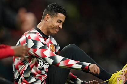 Cristiano Ronaldo, en un precalentamiento con cara de pocos amigos; el luso no ingresó ni un minuto y eso desató su ira.