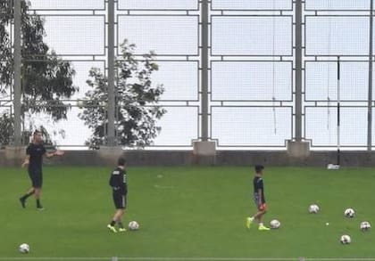 Cristiano Ronaldo entrena en un estadio de Madeira.