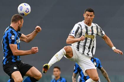 Cristiano Ronaldo hizo uno de los goles de Juventus, que derrotó por 3-2 a Inter, con Lautaro Martínez en la cancha todo el partido.