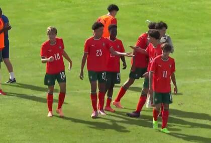 Cristiano Ronaldo Jr., con el número 23, celebrando con sus compañeros de la selección Sub 16 el primer tanto del triunfo ante Gales por 3-0
