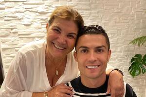 El impresionante regalo de Cristiano Ronaldo a su mamá: un lujoso Porsche negro