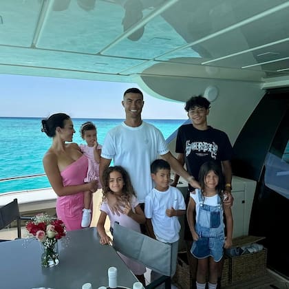 Cristiano Ronaldo junto Georgina Rodríguez y sus hijos; el delantero suele fotografiarse con ellos y publicar las imágenes.