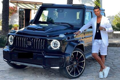 Cristiano Ronaldo presumió en redes sociales con su lujoso Bravus