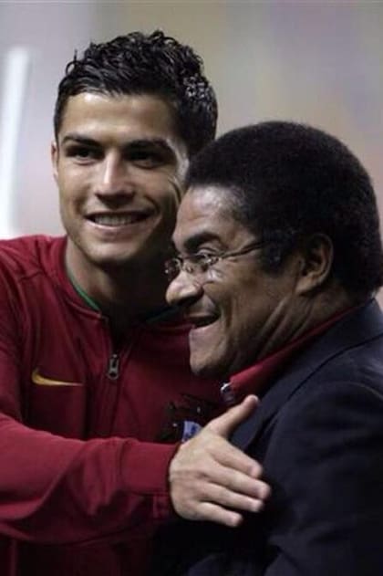 Cristiano Ronaldo publicó en Facebook una foto suya con Eusebio