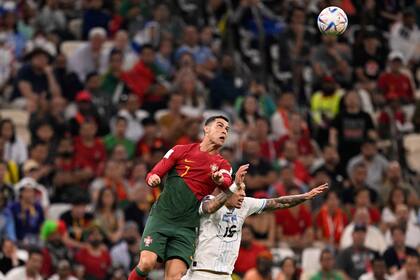 Cristiano Ronaldo salta más alto que Olivera para cabecear