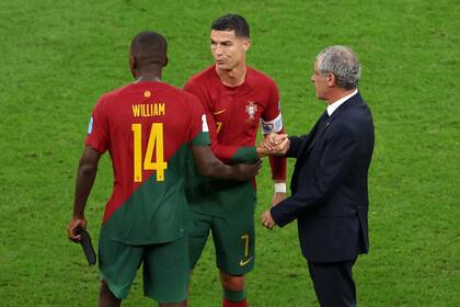 Cristiano Ronaldo saluda al entrenador Fernando Santos