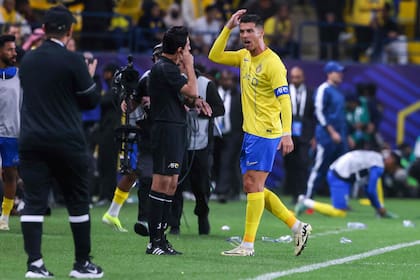 Cristiano Ronaldo se queja al dejar la cancha