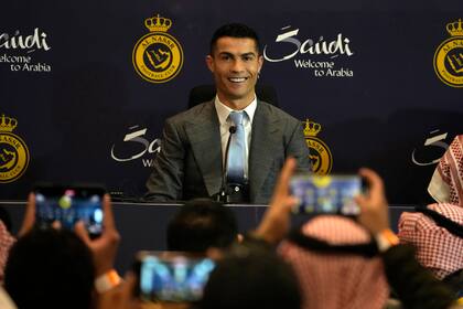 Cristiano Ronaldo sonríe durante su presentación oficial en el club Al Nassr de Arabia Saudita