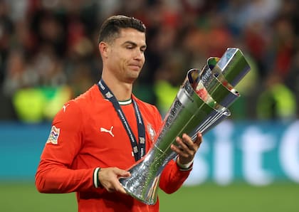 Cristiano Ronaldo sostiene el trofeo tras ganar la Liga de Naciones 2025