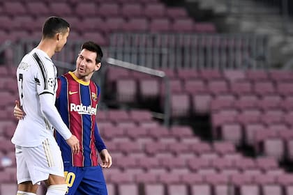 Cristiano Ronaldo y Lionel Messi, un saludo amigable antes del comienzo del partido