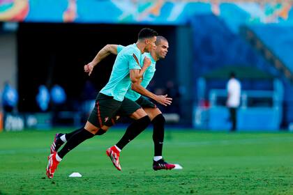 Cristiano Ronaldo y Pepe, dos históricos de Portugal, que se enfrentará con Bélgica en Sevilla por la Eurocopa.