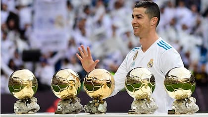 Cristiano Ronaldo y sus premios en el Santiago Bernabéu. El portugués tiene cinco, dos menos que "La Pulga"