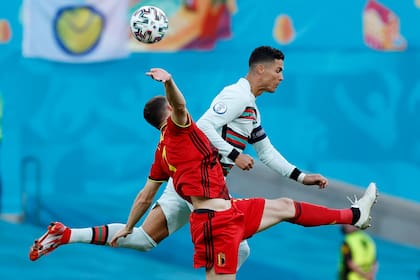 Cristiano Ronaldo y Thomas Vermaelen pelean por la pelota durante el partido de Eurocopa que disputan Portugal y Bélgica.