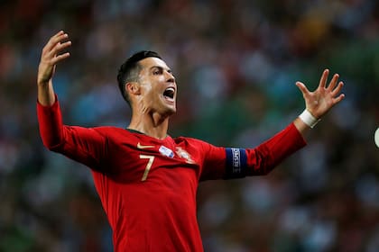 Cristiano y un festejo con la camiseta de Portugal