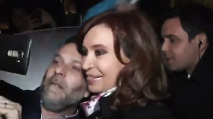 Cristina Kirchner, apenas después de salir de su casa rumbo al estadio Arsenal de Sarandí; se tomó fotos con seguidores y se subió a un auto sin hacer declaraciones a la prensa