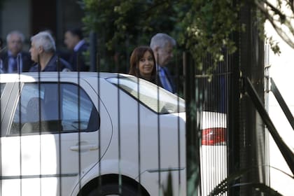 Cristina Kirchner al llegar a Comodoro Py en el marco de un operativo de seguridad