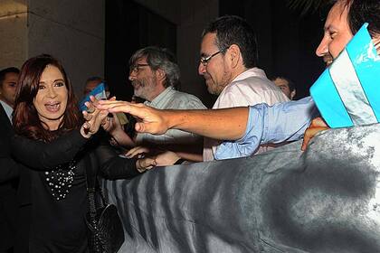 Cristina, anoche, al llegar a Brasil para participar de la Cumbre de Jefes de Estado del Mercosu