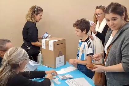 Cristina Arenaza Casale fue a votar junto a su hijo