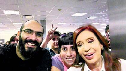 Cristina ayer, rodeada de militantes, en Ezeiza, antes de partir hacia Europa