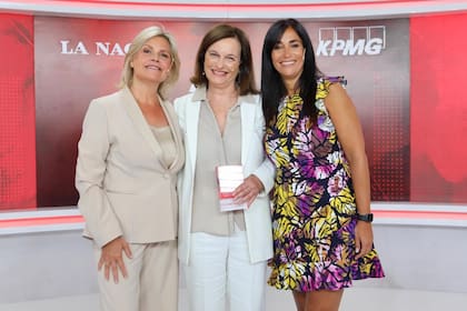 Cristina Bomchil (en el centro), socia fundadora y directora General de Valuar, fue premiada con la mención especial por Equidad de Género. La acompañan Gabriela Terminielli (ByMA) y Tamara Vinitzky (KPMG), ambas de WCD.