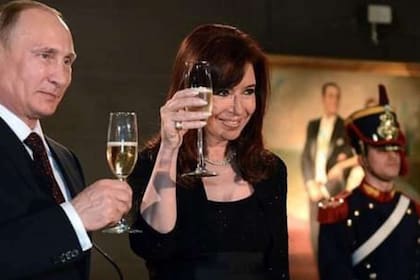 Cristina brinda junto a Vladimir Putin en Buenos Aires, en una de las imágenes que subió Alicia Castro a su sugestivo posteo en Twitter