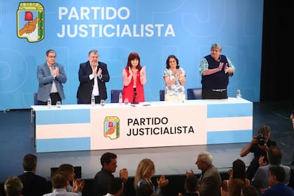 Cristina, con cuatro de los cinco vicepresidentes del PJ