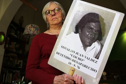 Cristina Diez sostiene el cartel con la imagen de su marido, secuestrado el 10 de septiembre de 1976
