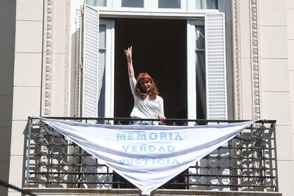 Cristina en el balcón de su domicilio