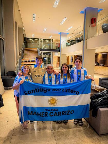 Cristina, en una punta, junto a los demás integrantes de la familia Carrizo presentes en Santiago para acompañar a Maher, la creciente figura de Vélez y de la selección.